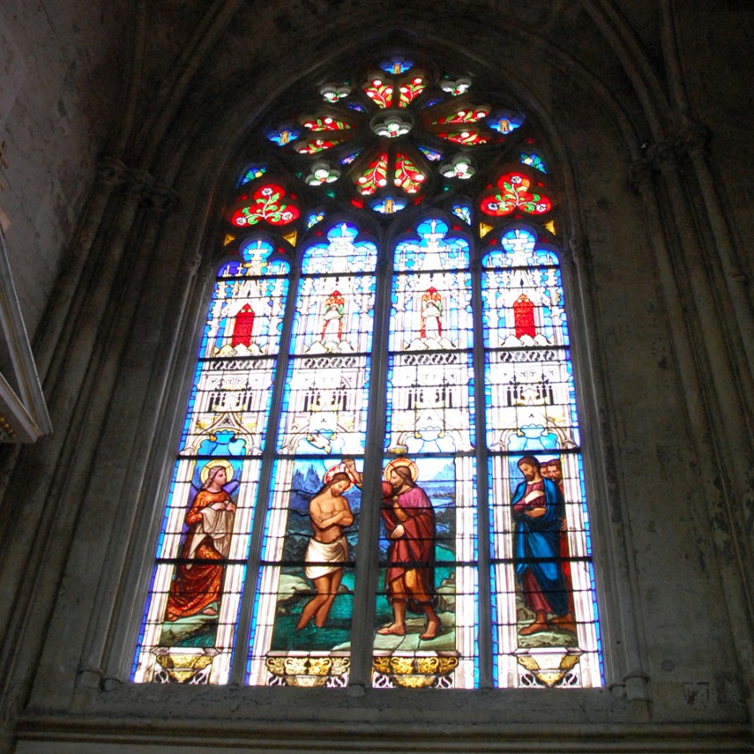 Impunatoare si scumpe vitraliile au decorat bisericile din cele mai vechi timpuri (Vitraliu din abatia Saint