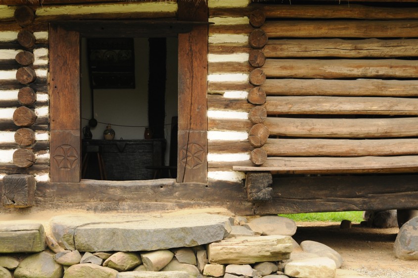 Casa inaltata pe temelie de piatra cu peretii din barne de brad (cioplite pe patru fete