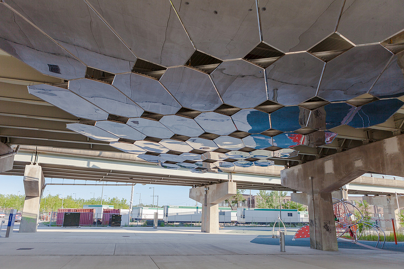 Underpass Park - Reflexii sub o strada suspendata din Toronto - Instalatie artistica Mirage 