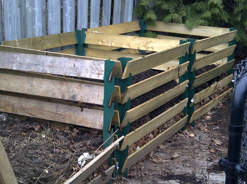 Si un simplu gard poate delimita spatiile in care se depoziteaza compostul (foto octaviens blogspot com)