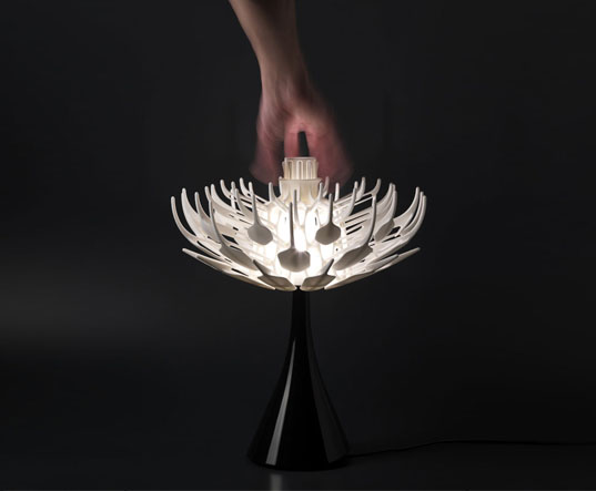 Bloom lamp5 - Lampa de birou realizata cu ajutorul unei imprimante 3D