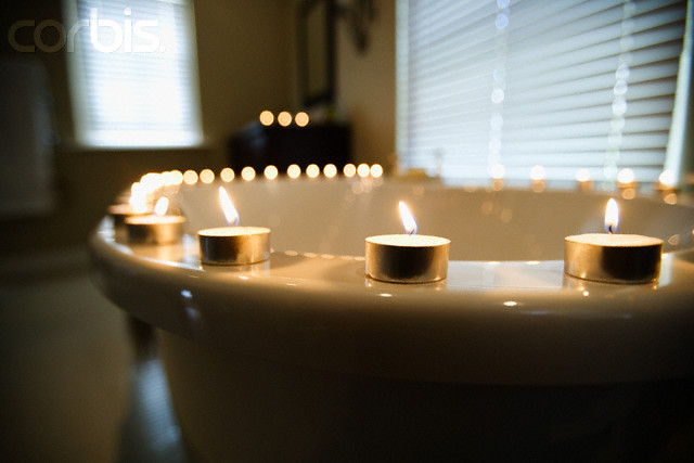 Lumanari pe marginea cazii (http www corbisimages com stock-photo royalty-free 42-16491377 bathtub-and-candles) - Spa la tine