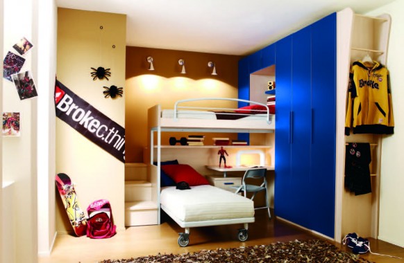 Idee de pozitionare a paturilor in cazul unui dulap incastrat in perete (foto www home-designing com)