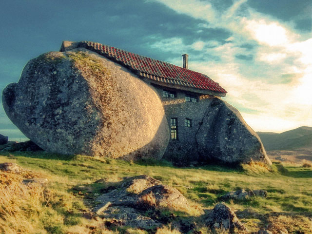 FAFE, Portugalia - O casa perfect intregrata in mediul stancos al muntilor din nordul Portugaliei