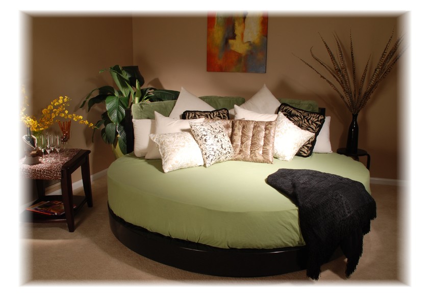 Un pat rotund poate parea confortabil dar in realitate pune probleme de spatiu si amenajare (www