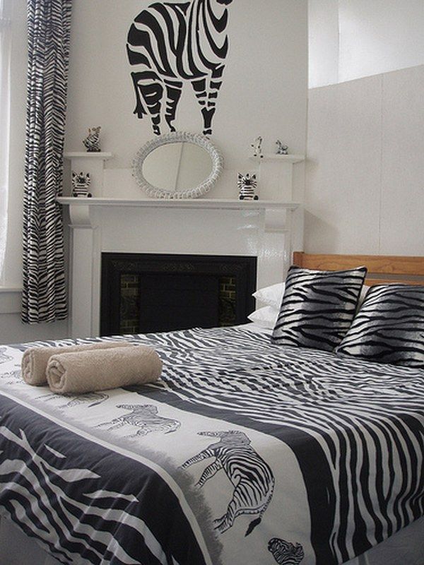Lenjerie de pat  si autocolant decorativ cu imprimeu zebra - Imprimeuri zoo in amenajarea unui interior