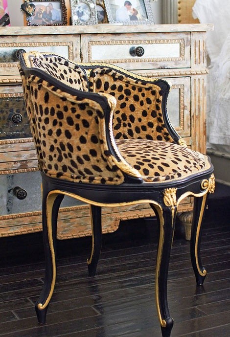 Scaun tapitat cu imprimeu leopard - Imprimeuri zoo in amenajarea unui interior