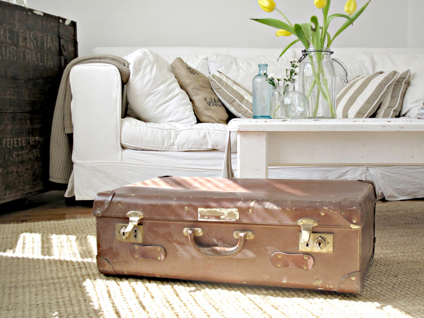 O valiza din lemn sau foi de carton poate fi oricand vopsita (foto www abeachcottage com)