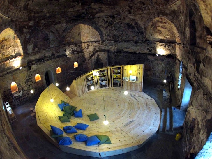 Biblioteca temporara1 - Biblioteca temporara amenajata intr-o baie turceasca antica din Bulgaria