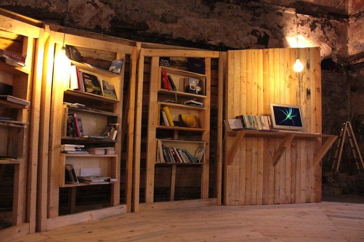Biblioteca temporara2 - Biblioteca temporara amenajata intr-o baie turceasca antica din Bulgaria