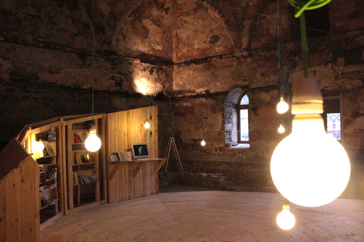 Biblioteca temporara4 - Biblioteca temporara amenajata intr-o baie turceasca antica din Bulgaria