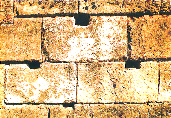 Zid dacic opus quadratum (foto Dan Oltean din volumul Muntii dacilor Calatorii pe plaiurile regesti ale