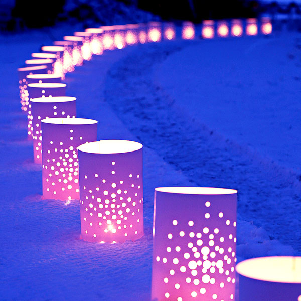 Foto www.lowescreativeideas.com - Aleile luminate iarna incalzesc aspectul rece al gradinii