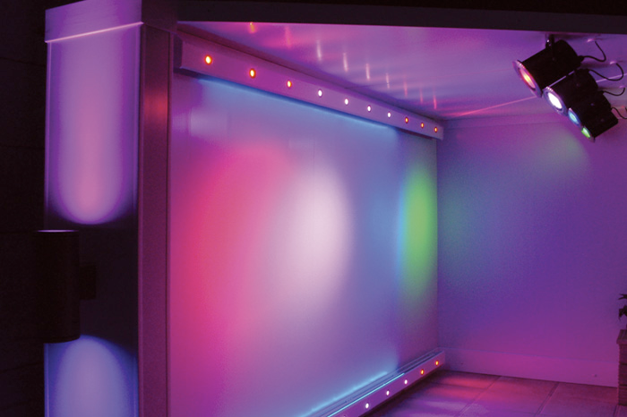 Spoturi luminoase in diverse nuante pot fi proiectate pe un perete - Lumina colorata proiectata in