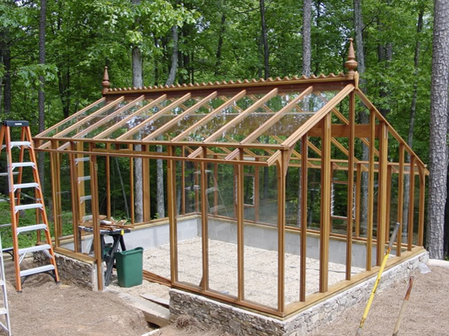 Structura din lemn permite folosirea placilor din PVC sau sticla (foto: forums2gardenweb.com)