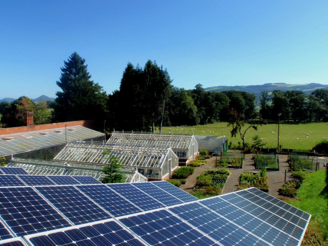 Foto ntenvironmentalwork.ne - Panourile fotovoltaice, autonomie de consum