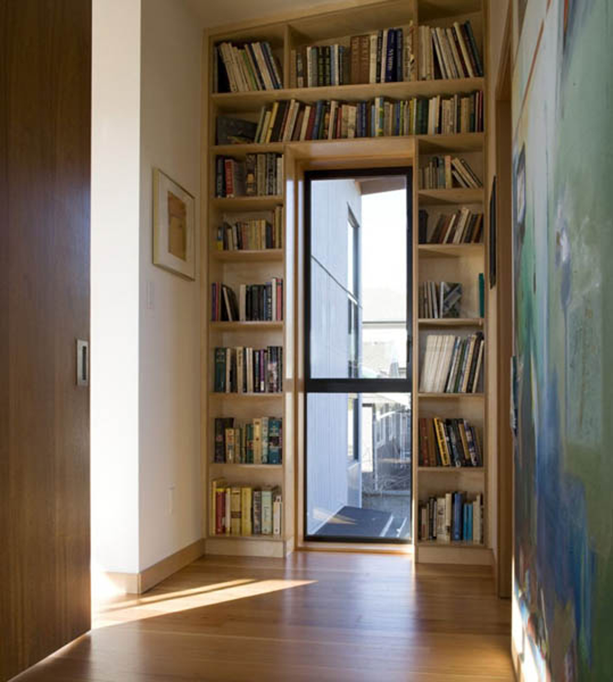Как построить библиотеку. Книжный стеллаж в коридоре. Книжный стеллаж узкий. Книжные стеллажи в квартире. Книжный шкаф в коридоре.