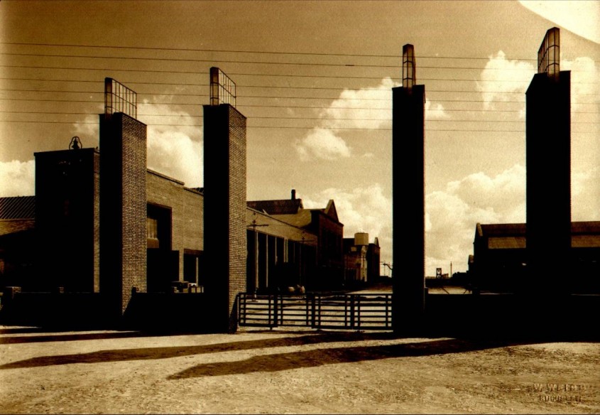 MALAXA foto intrarea salariatilor 1933 - Expozitie de arhitectura: Crezul Simplitatii 