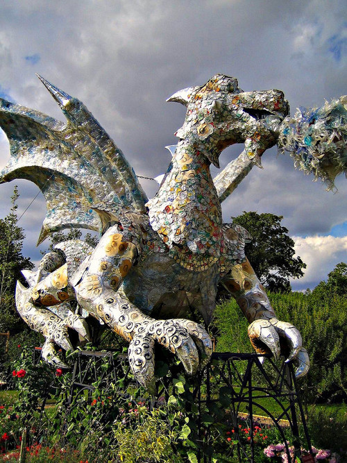 Austinevan, un dragon din doze de aluminiu - Opere de arta din cele mai neobisnuite materiale