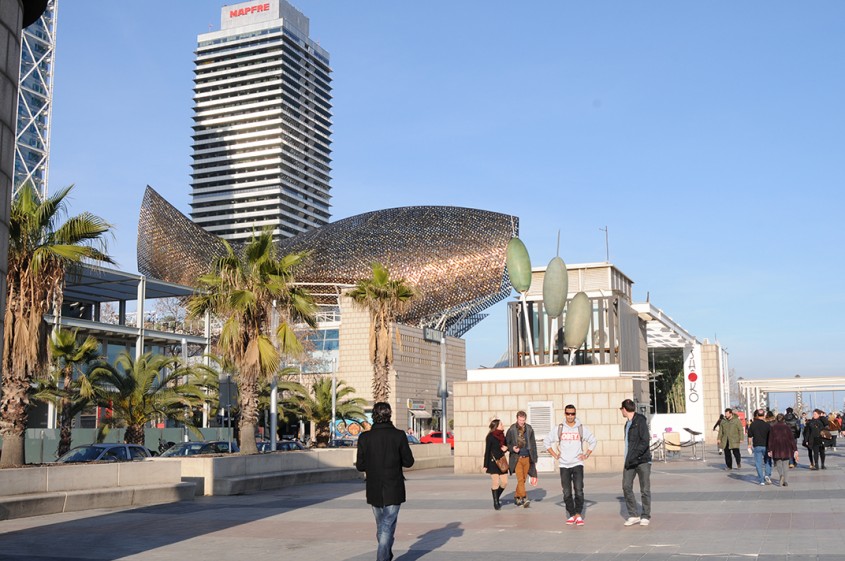 "Balena" lui Frank Gehry una dintre cele mai cunoscute creatii ornamentale Barcelona Portul Olimpic (foto Alina