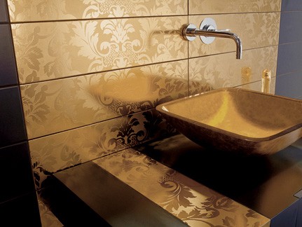 Colectia Damasc, cu placi aurii, foto www.homedesignfind.com - Amenajari de interior cu auriu