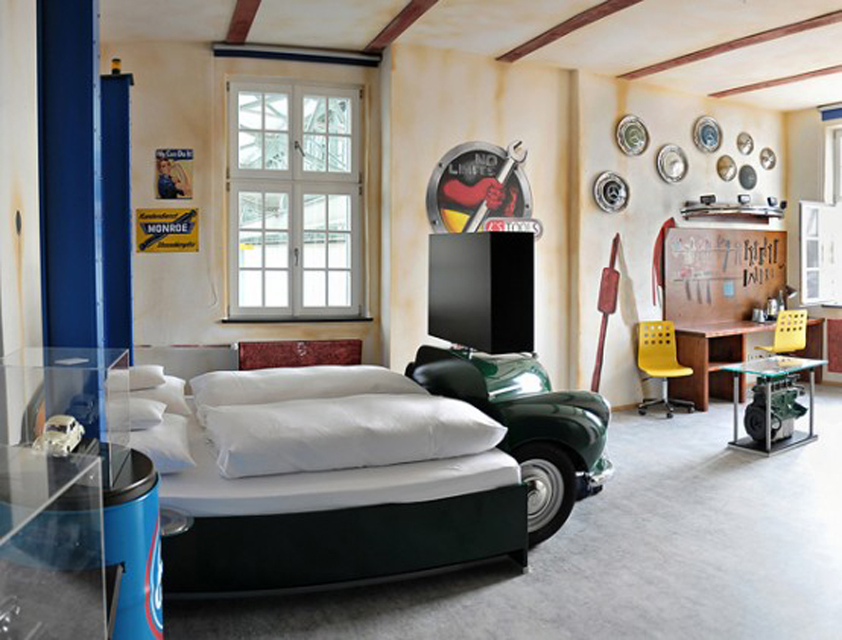 Автолюбителей квартира. Комната в гаражном стиле. Комната для подростка в стиле гараж. Детская комната в гаражном стиле. Спальня в стиле гараж.