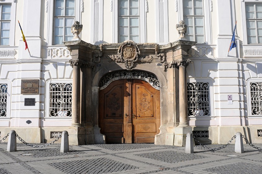 Intrarea Palatul Brukenthal, foto Alina Miron - Frontonul si intrarea in palat