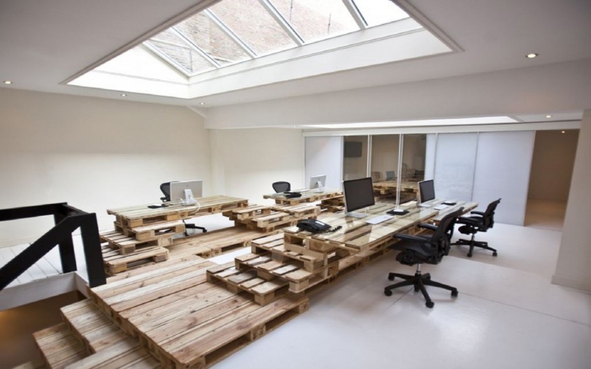 BrandBase Amsterdam - Un birou in care ar putea sta scris pe un perete "lipsurile sunt