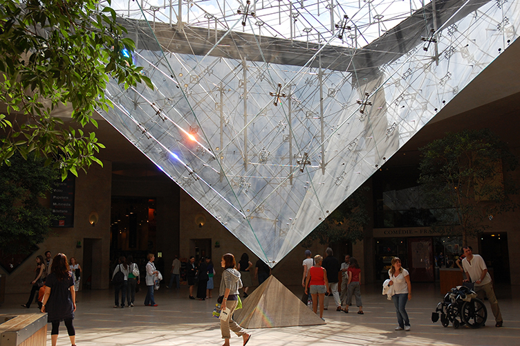 Prin sticla piramidei inversate din subsol lumina patrunde si lumineaza natural zona subterana completand opera de