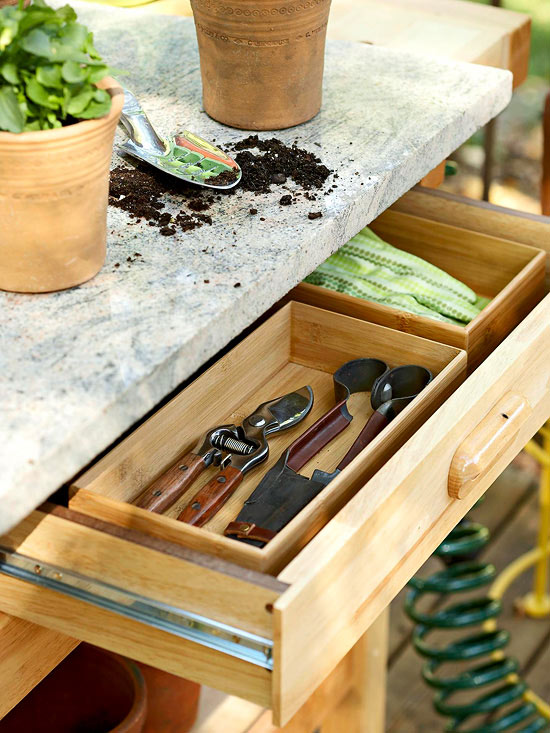 Un sertar cu unelte - Doua idei pentru biroul cu plante si accesorii de gradinarit