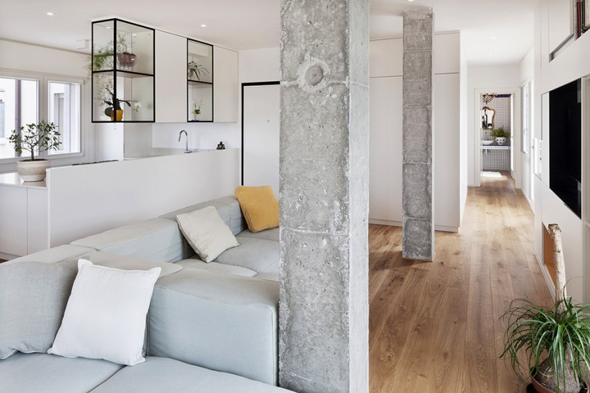 2 - Stalpii de beton din mijlocul living-ului dau specificul acestui apartament