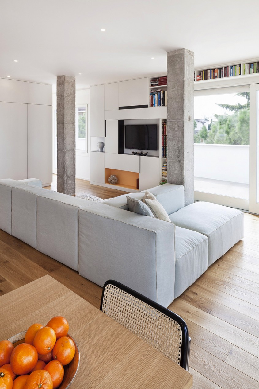 5 - Stalpii de beton din mijlocul living-ului dau specificul acestui apartament