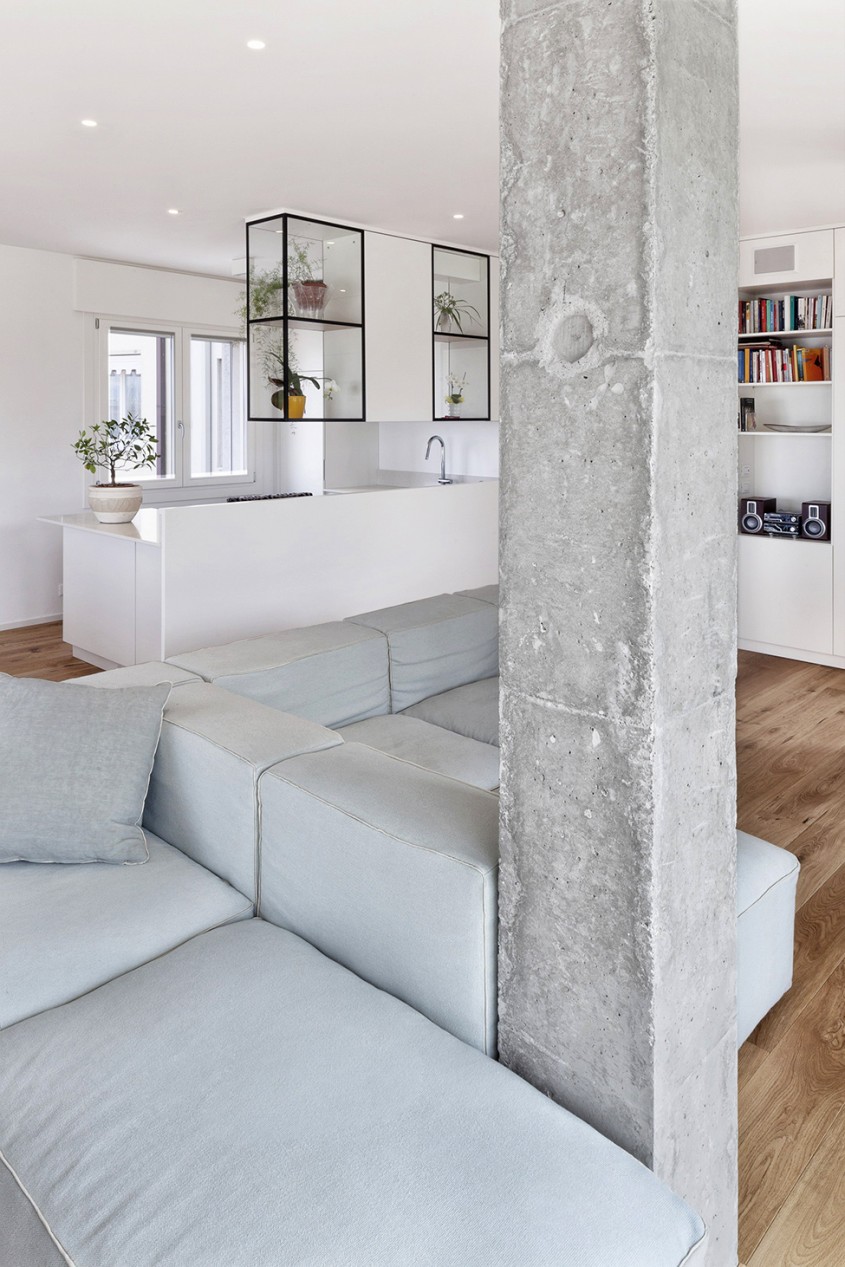7 - Stalpii de beton din mijlocul living-ului dau specificul acestui apartament