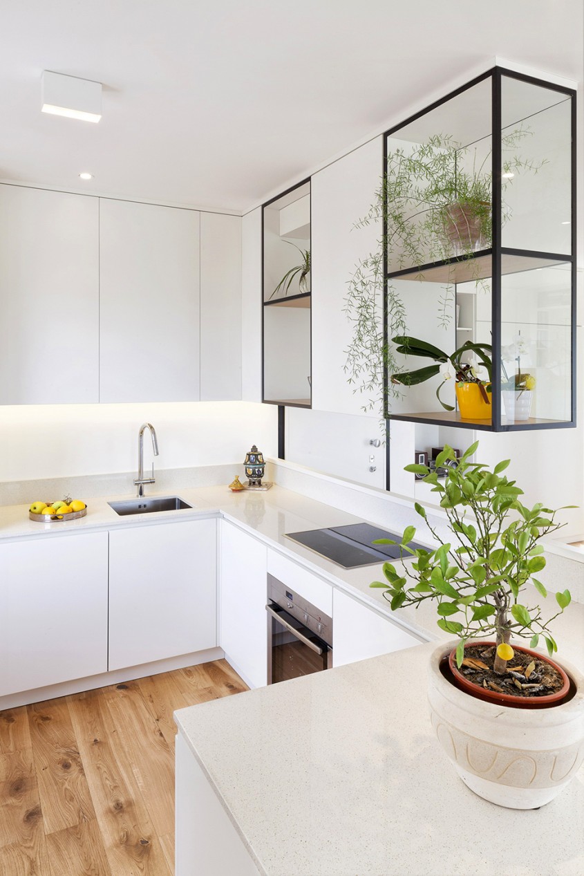 8 - Stalpii de beton din mijlocul living-ului dau specificul acestui apartament