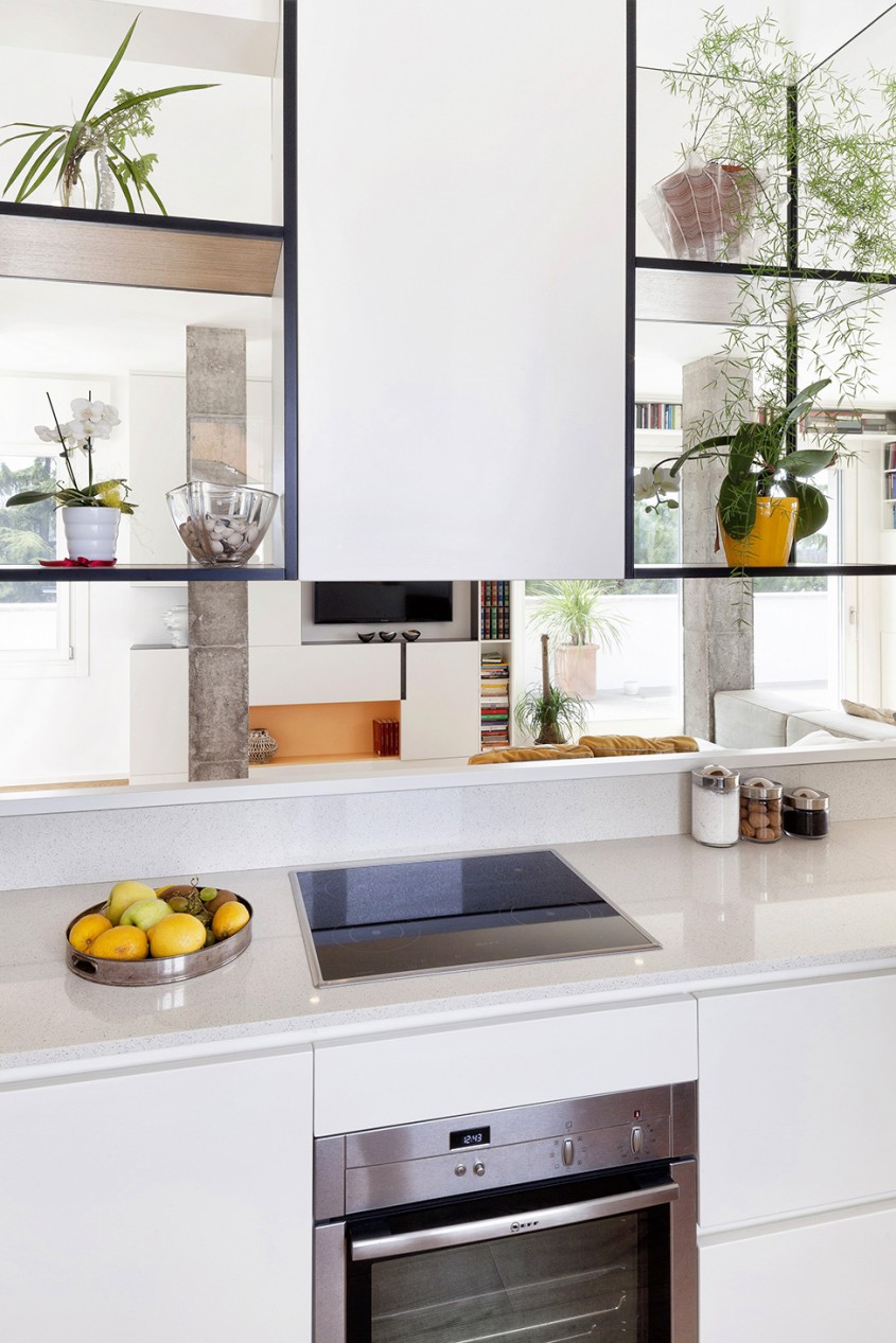 9 - Stalpii de beton din mijlocul living-ului dau specificul acestui apartament