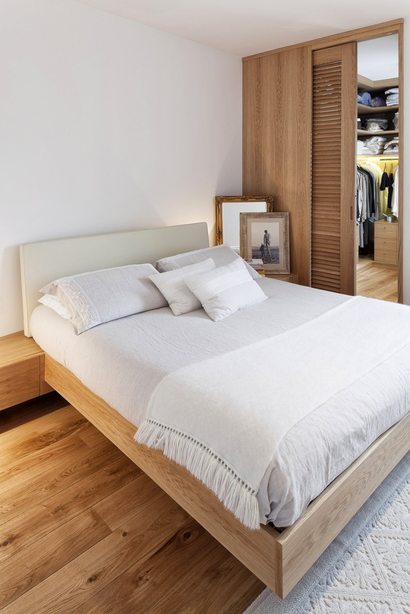 10 - Stalpii de beton din mijlocul living-ului dau specificul acestui apartament