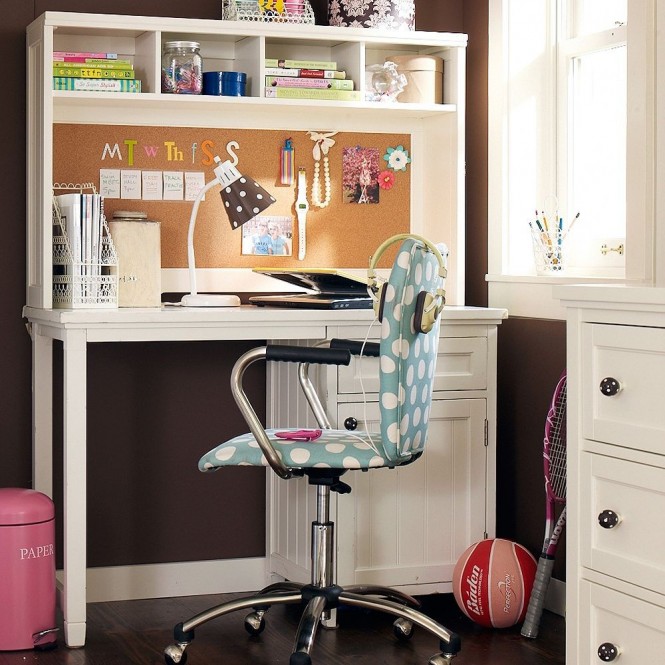 1 girls-bedroom-with-polka-dot-chair-665x665 - Ideile de amenajare a spatiului de studiu sunt astazi centrate pe partea estetica