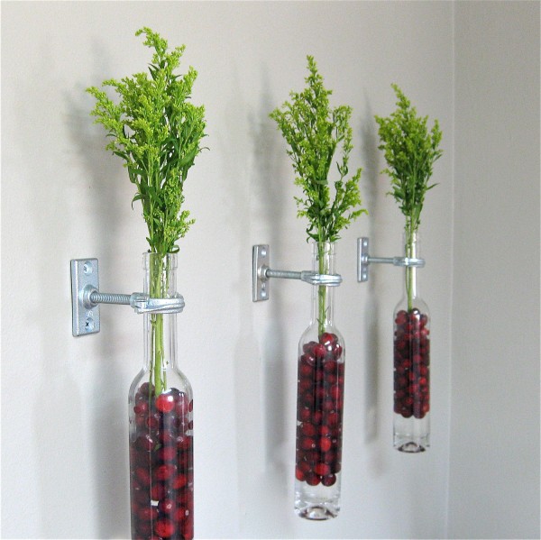 Cateva sticle montate simplu in perete pot fi mereu decorate cu plante de sezon - Florile