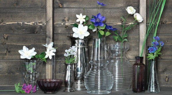 O colectie de vaze creeaza posibilitatea folosirii oricaror flori Suporturile devin mai importante - Florile dau