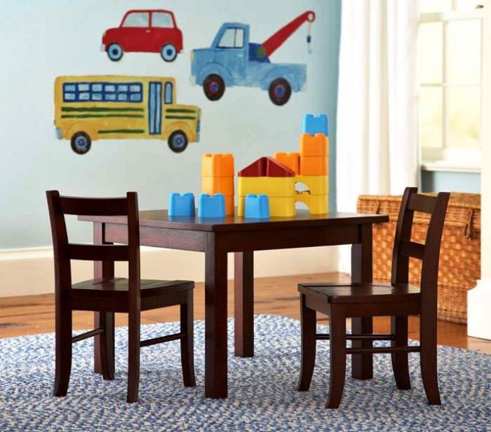 Pottery-Barn masa pentru camera copiilor si abtibilduri pentru pereti cu camioane - Douazeci de idei pentru