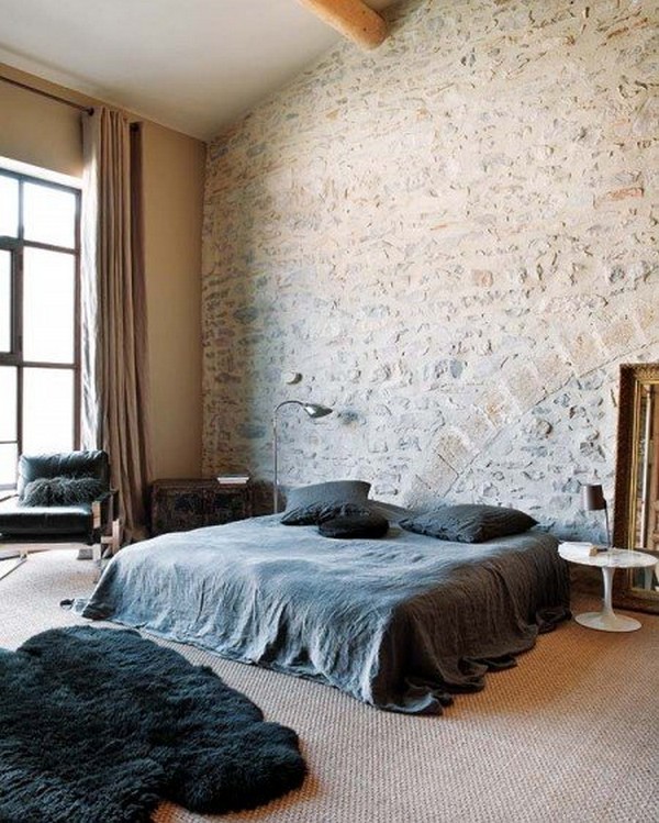 Un dormitor inalt ce confera o puternica senzatie de libertate - Arhitectura veche a creat ambientul