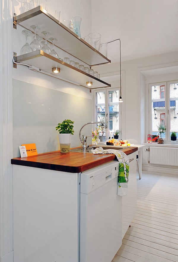 Spoturi luminoase sub rafturi - Un apartament ideal, pentru o familie perfecta: confortabil, practic si accesibil
