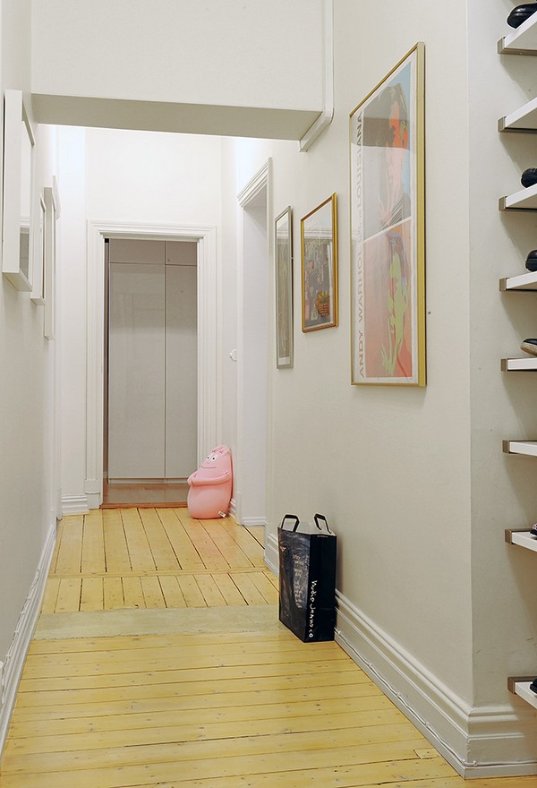 Holurile de trecere cu pereti albi pentru a mentine luminozitatea pe cat posibil - Un apartament
