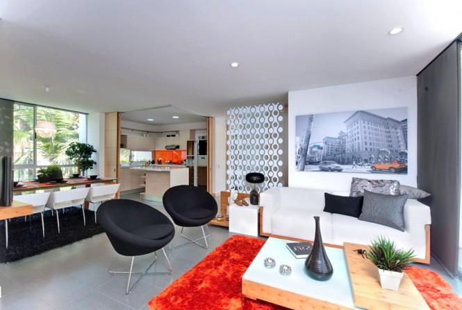 Spatiul de zi principal, inveselit de portocaliu - Un apartament in stil pop, designer Mao Lopez