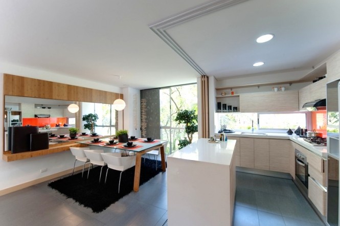 Spatiul pentru luat masa bazat pe portocaliu si alb - Un apartament in stil pop designer