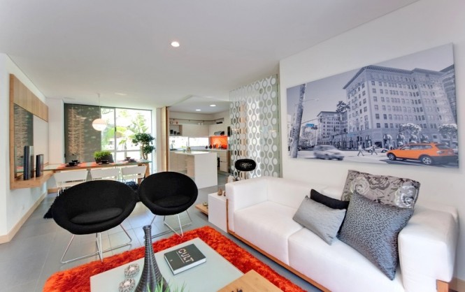 O canapea alba si scaunele negre domina spatiul de zi - Un apartament in stil pop