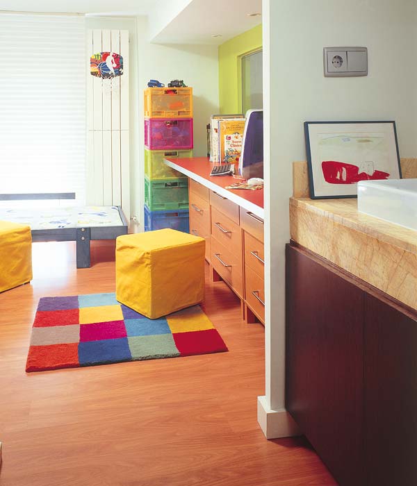 Aceleais culori vii se reintalnesc in camera copiilor si ea luminata natural - Reconversia unui fost