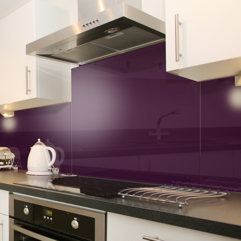 Foto via www moodsplashbacks com - Colorata si reflectand stralucirile sticla da un aspect modern permanent