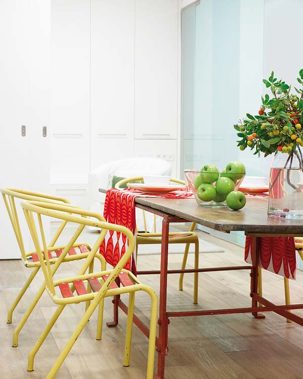 Un apetisant loc de luat masa - Amanajare in alb-rosu si pereti mobili din sticla