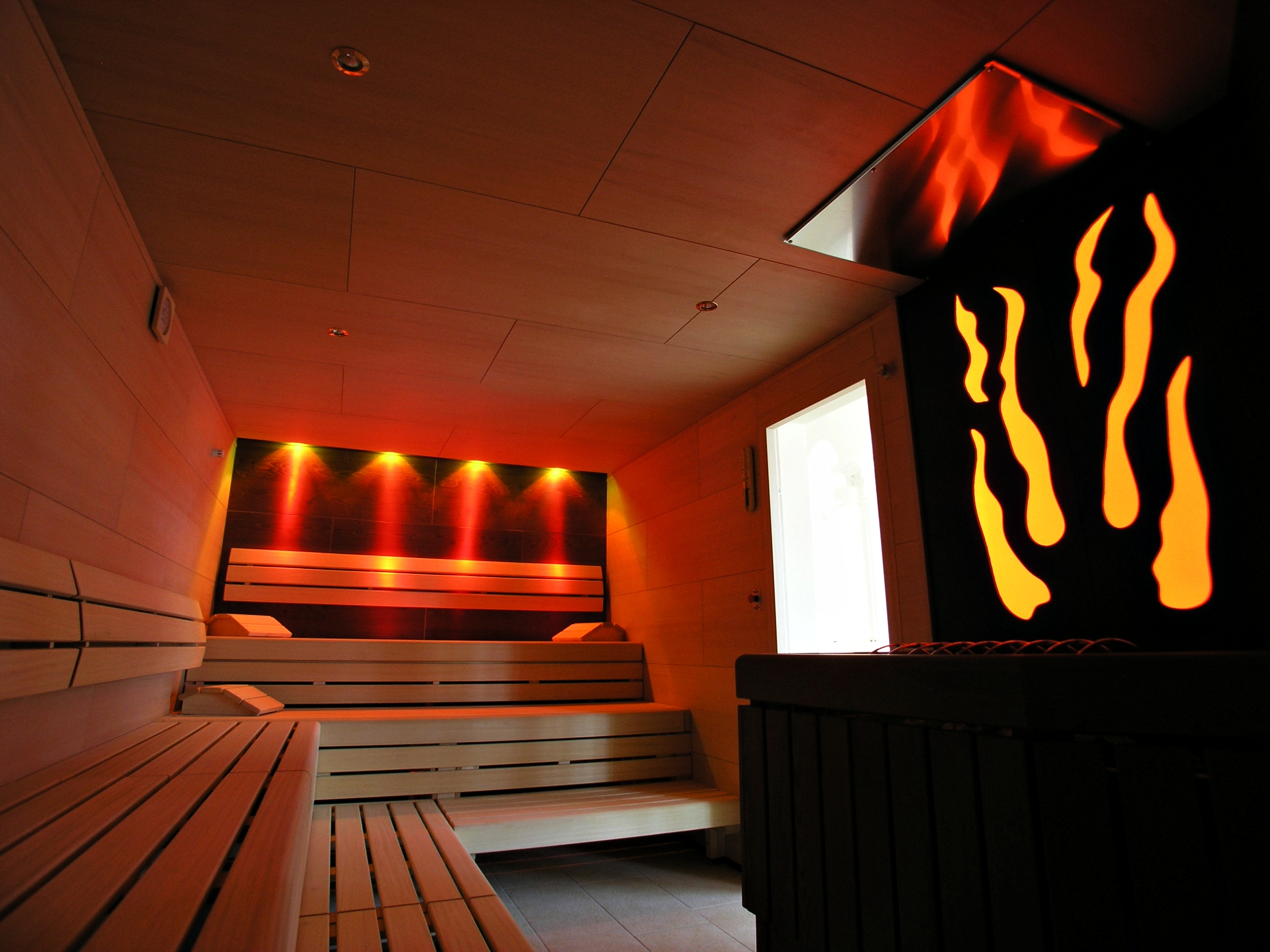 Sauna publica cu decoratie specifica unui anumit program - Saune